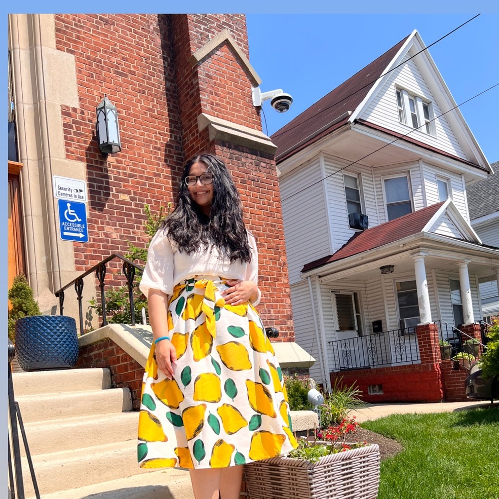 This a a mid skit with bright colors and a little lemons.